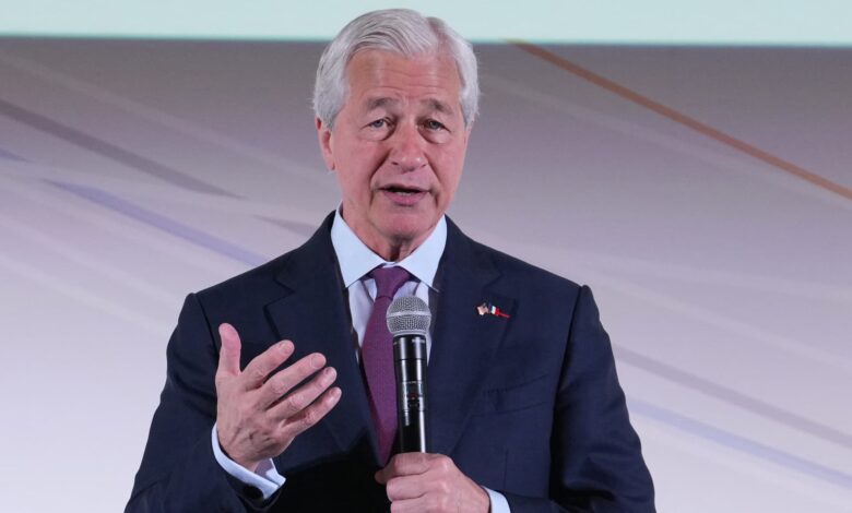 JPMORGANGA JAMIE DIMON director says the bank will let the clients buy Bitcoin 3 JPMORGANGA JAMIE DIMON director says the bank will let the clients buy Bitcoin